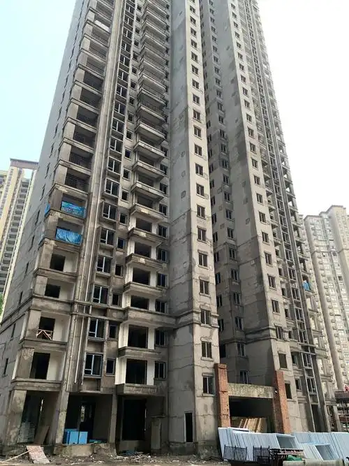 天心区友谊路克拉美丽山庄二期楼盘资金链断裂,工程进度停滞停摆