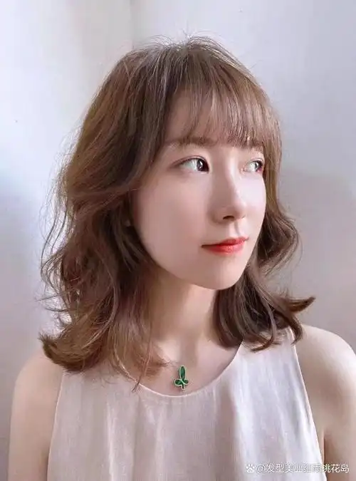 味的魅力,还非常显瘦显发量,对于发量少的女生来说,这样长度的发型,烫