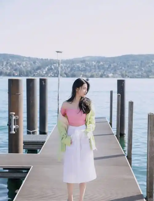 刘亦菲不愧是神仙姐姐,蜜桃粉搭配牛油果绿柔美清新,这气质绝了_女生