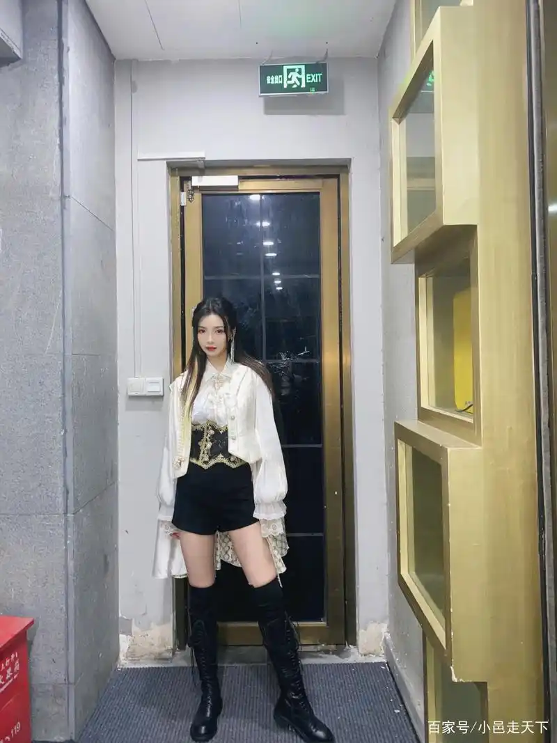 许杨玉琢黑色短裤性感美腿写真