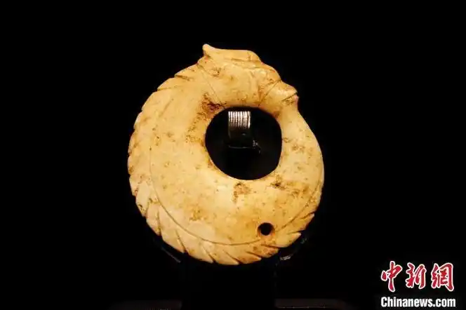 安徽凌家滩遗址出土的玉龙.  (安徽博物院供图)