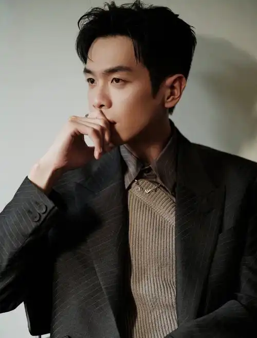 张若昀黑色条纹西装##张若昀连续两次活动造型