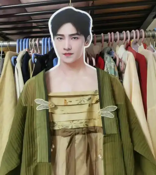 网友给杨洋的立牌穿女装,毫无违和感,杨洋:我真的会谢_角色_身材_衣服