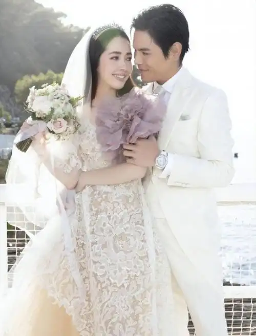 向佐陪郭碧婷逛古镇,全程牵手照顾有加,女方大肚凸起疑怀三胎