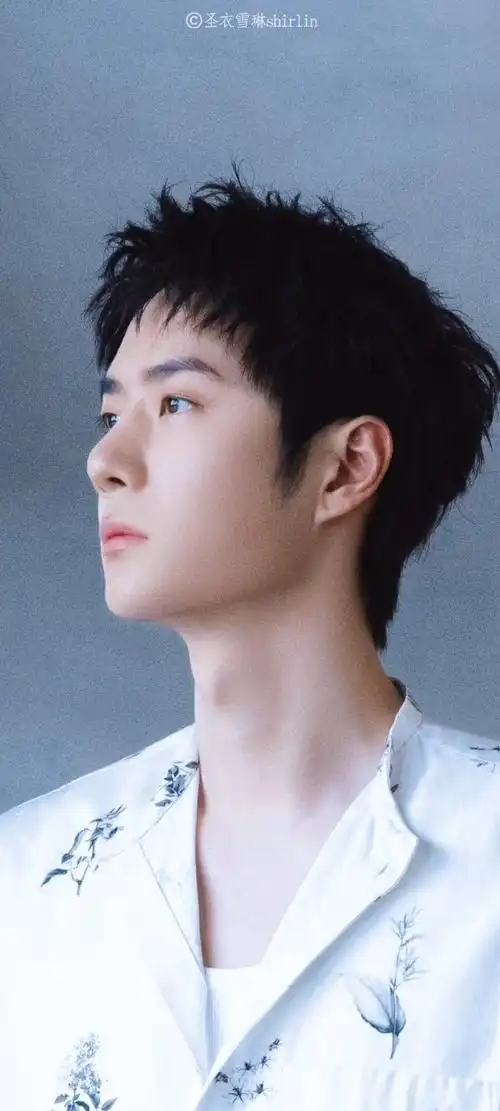 王一博早秋穿搭现身北京机场#王一博就是睫毛精本精,壁纸自取