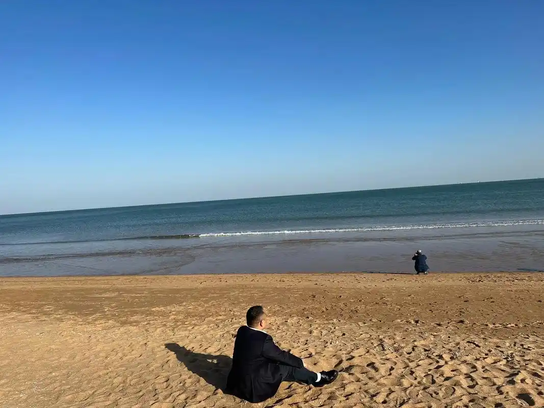 远离城市的宣泄!独自一人静坐海边,面对大海的波涛汹涌,内心却 - 抖音