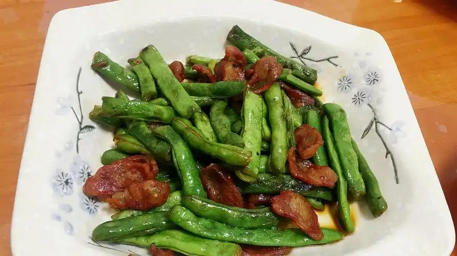 手把手教你做家常菜,清脆爽口的四季豆炒腊肠