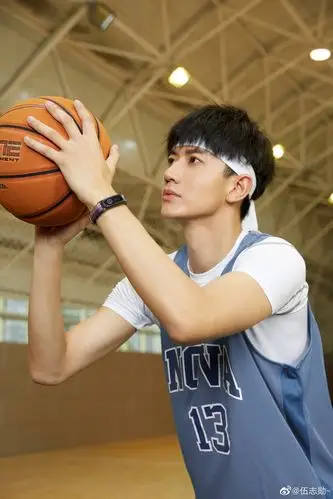 国民校草伍志勋夏日街拍曝光 清新运动活力十足