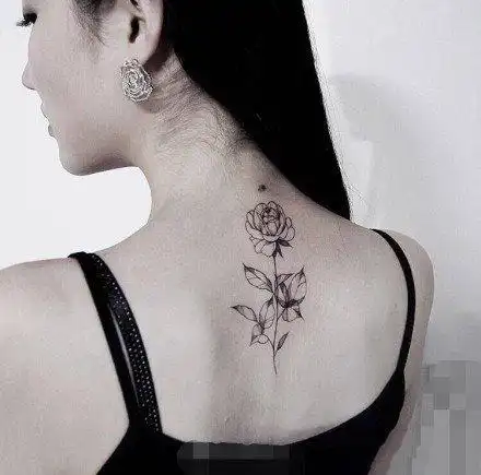 女生后背脊部的小清新纹身图案3