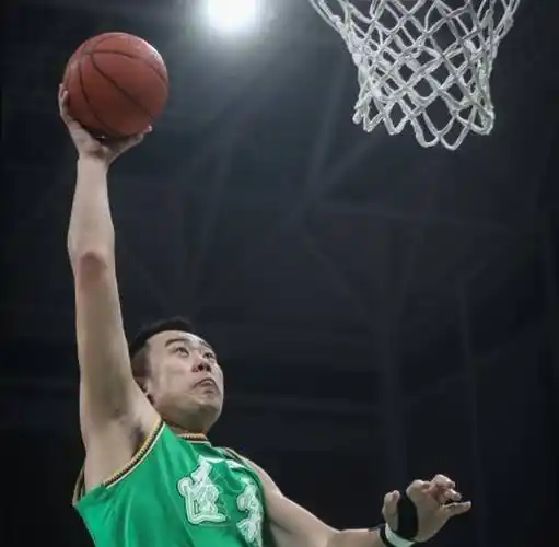 在总决赛第一回合的较量中,韩德君发挥十分出色,打了三十多分钟,11投9