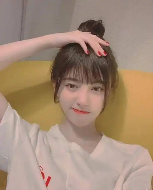 鞠婧祎素颜自拍,开"十级"磨皮,连鼻子都"磨"到看不出来了