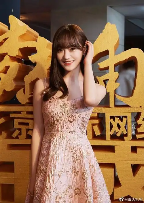 陈怡凡 谁敢和他谈恋爱#参加过创作101的选手陈怡凡也发微博了,盏的