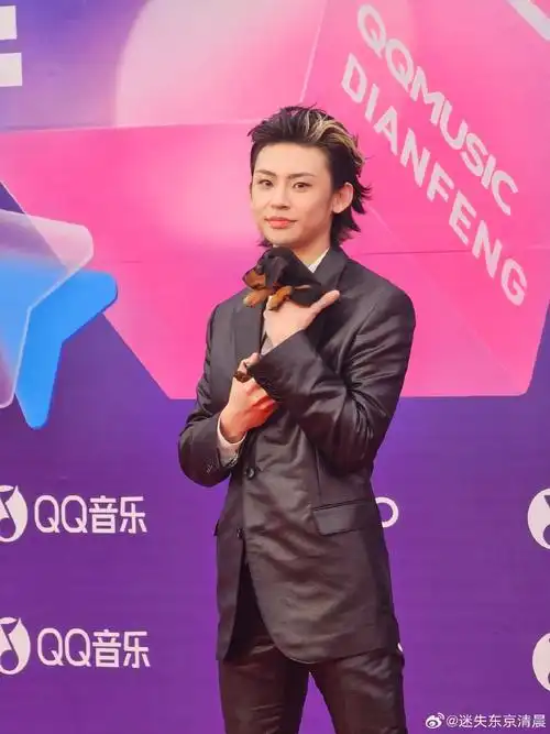 穿着西装梳着大背头抱着小狗走红毯,王琳凯超绝松弛感9615,又可爱