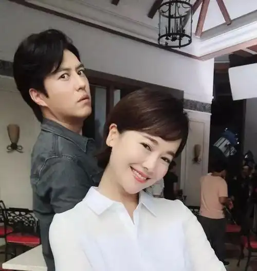 左小青与靳东合影靳东背后各种搞怪网友男神成功抢镜了