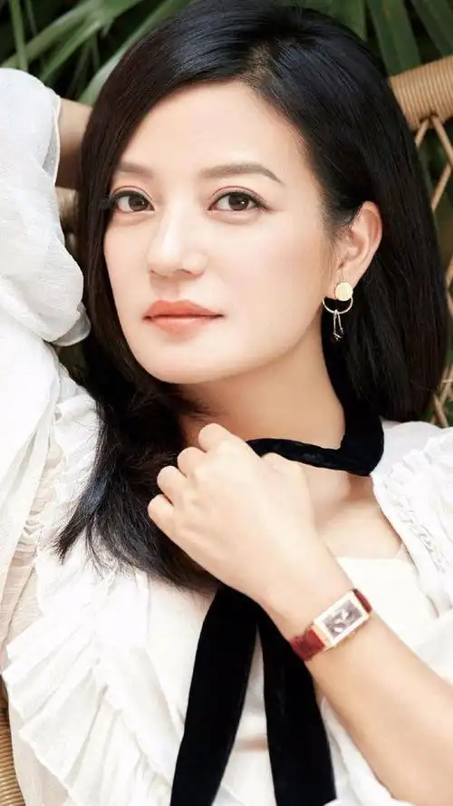 赵薇遮肉有妙招中餐厅里她有哪些遮肉穿搭值得学