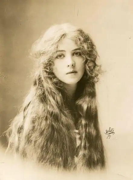 1900年代的女人柔软如波浪一般卷曲的头发