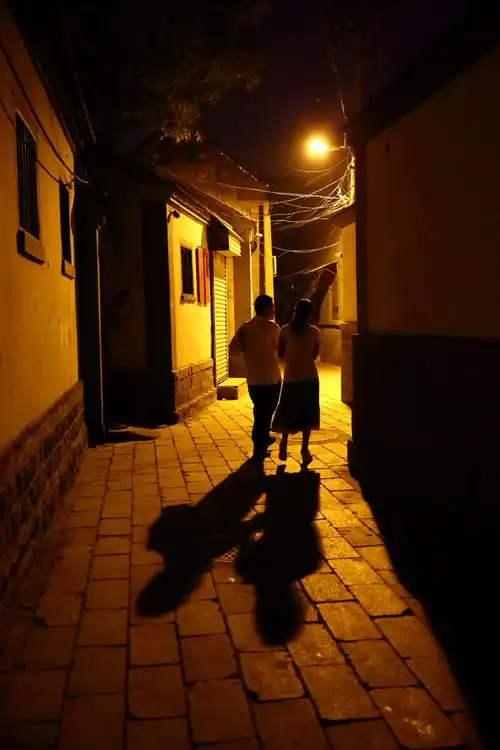 济南老城区,一对恋人满步在小巷里.