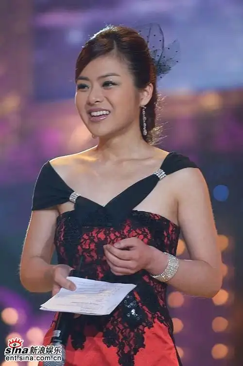 图文:主持人陈辰与选手对话笑开怀