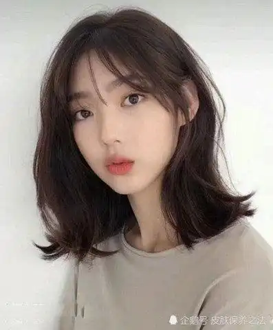 但齐肩发设计一样保留了短发的清爽感,搭配碎刘海甜美清纯,清新棕色发
