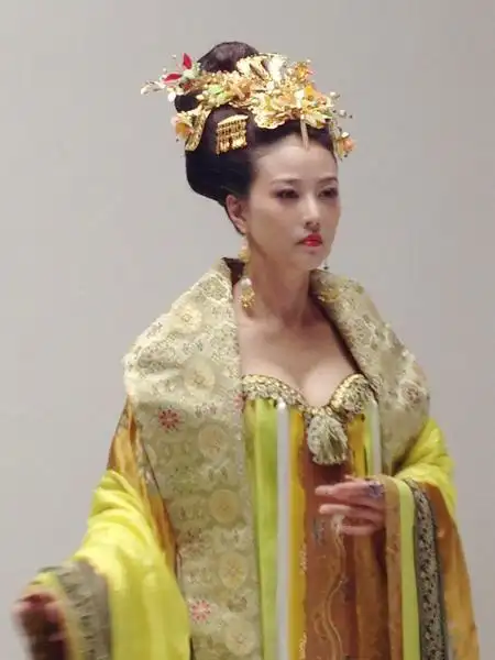 周海媚片场穿居家服吃盒饭不避镜头心好大