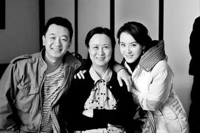 2003年,韩小磊突然倒在了客厅,命运再一次带走了柏寒的最爱