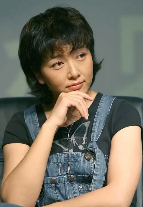 年纪大的女人轻易别扮嫩,江珊穿着背带裤的样子,一般人驾驭不了