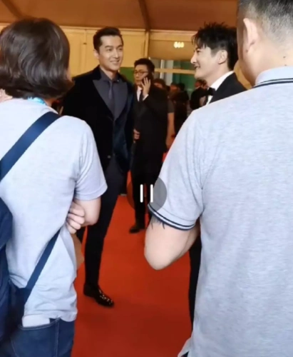 雷佳音见到胡歌秒变少女脸上戏演员生存不易所以氛围更好更团结