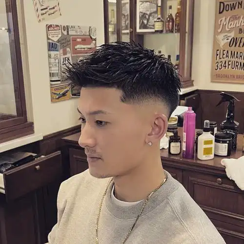 飞机头是一种十分立体的男士发型,帅气有型很潮流,是打造型男的必胜