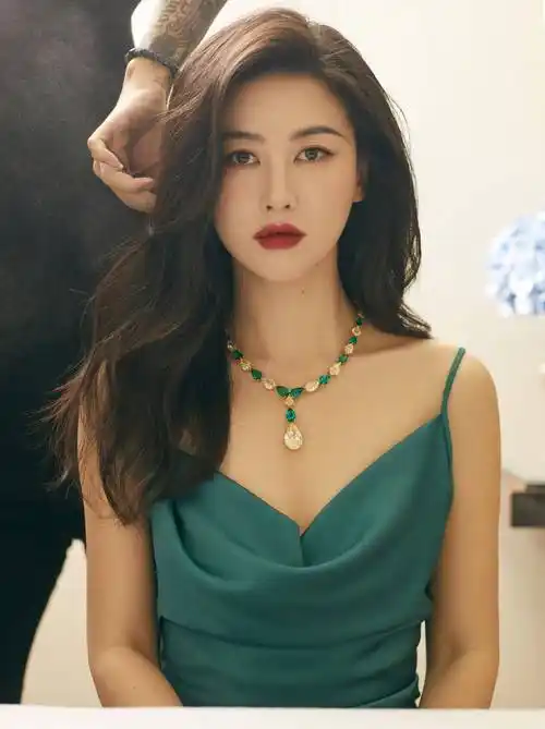 原创朱珠圈外丈夫曝光她凭颜值走红国内外婚纱造型太惊艳