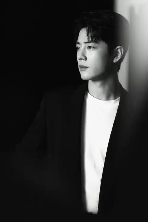 肖战短发库存#分享一组肖战的库存照,短发西装造型清爽帅气,侧颜高级