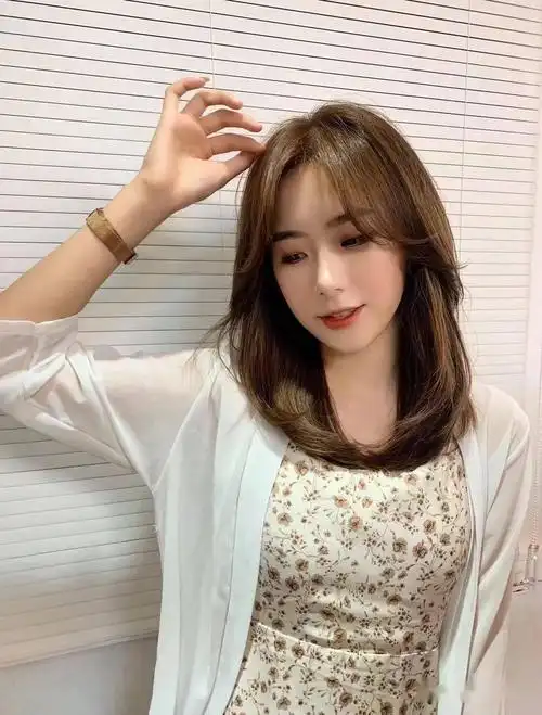 2021流行"c型卷"烫发,中长发留超级美!_发型