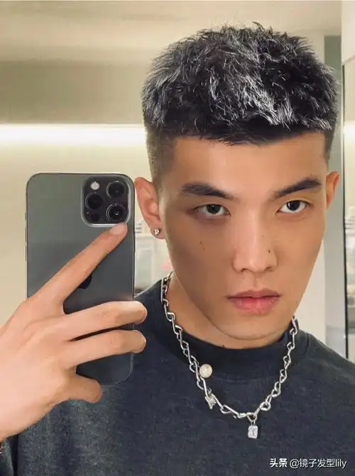男士短碎发,虽然是十分短的发型,但是想要帅的更有型,还是需要简单的