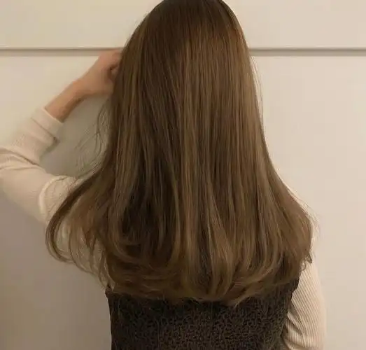 光下又像巧克力色随着时间的变化,它会慢慢褪色,一开始的时候是棕色