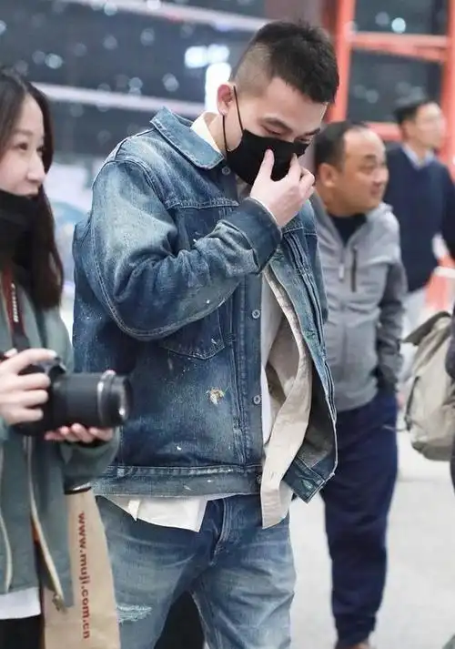 欧豪穿红色格子衬衫 欧豪破洞牛仔裤套装潮流时尚(3)