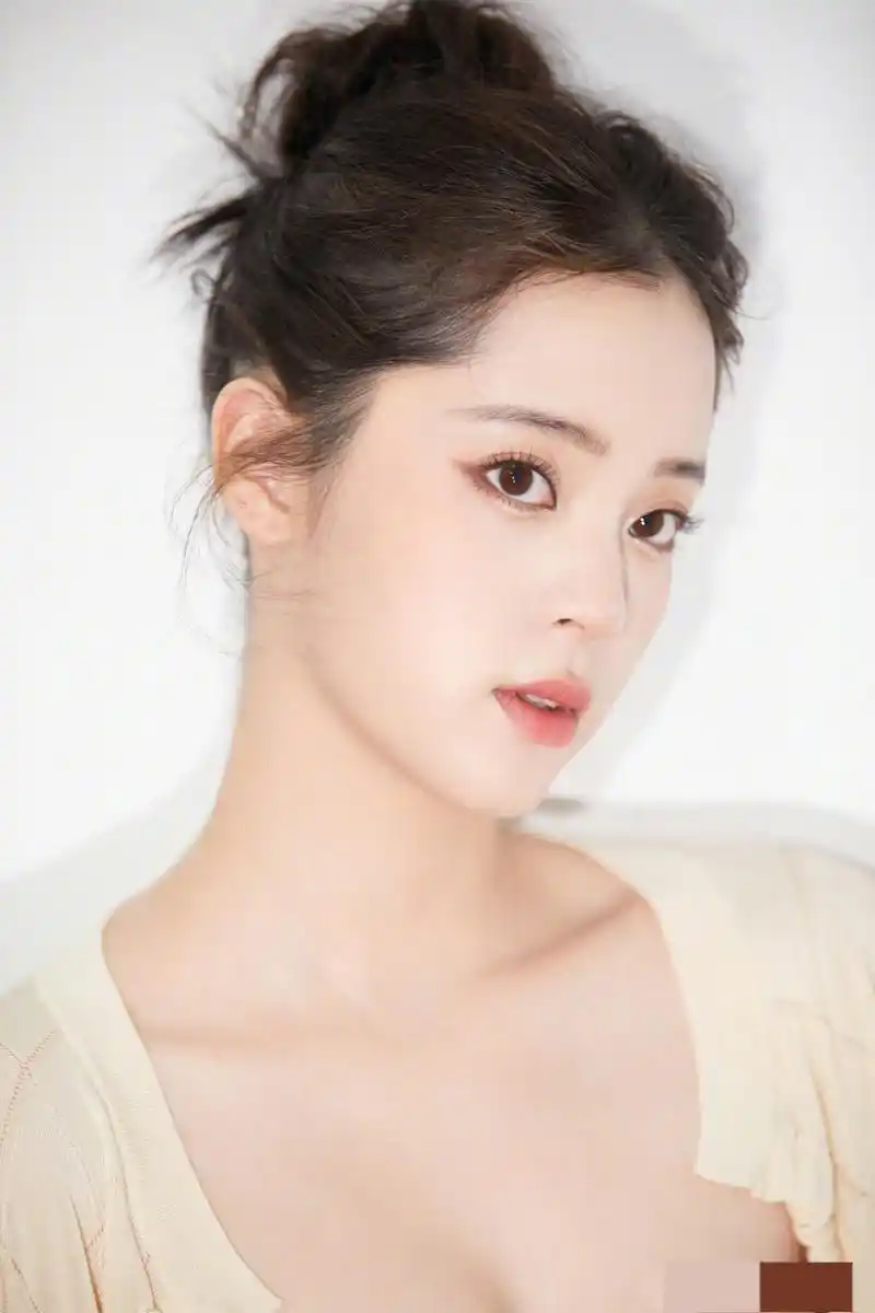 欧阳娜娜裸色抹胸礼服,性感迷人,看起来很稚嫩#明星生图大赏