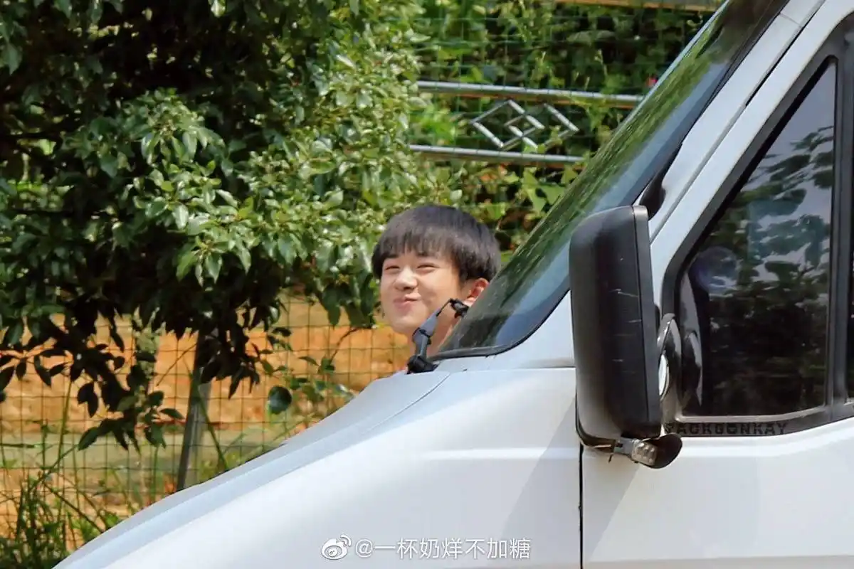 [易烊千玺][新闻]190919 易烊千玺迷人梨涡笑 柯柯傻乎乎的样子真可爱