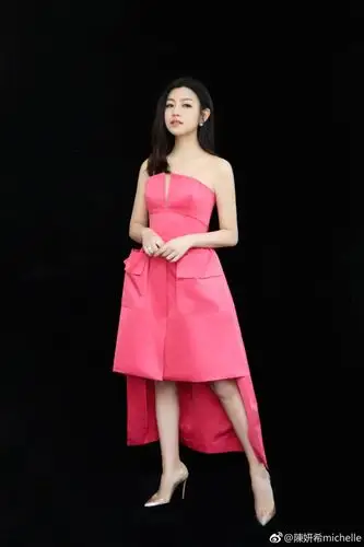陈妍希粉色抹胸礼服 褪去婴儿肥少女感依旧