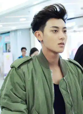 黄子韬一改往日作风,发型染回黑色,阳光,美少年感十足!