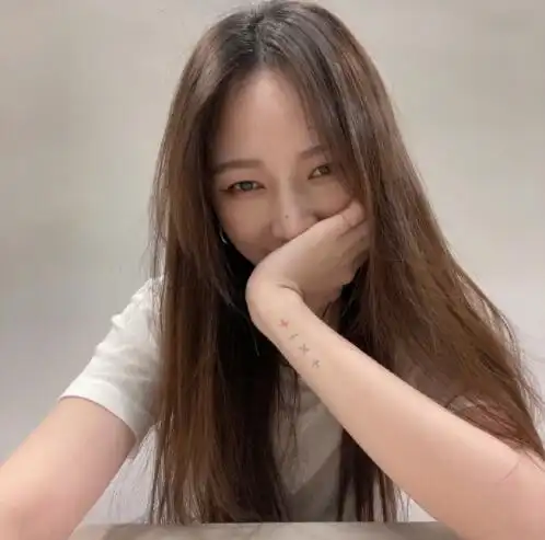 孟佳晒长发怼脸自拍笑侃撞脸夜华