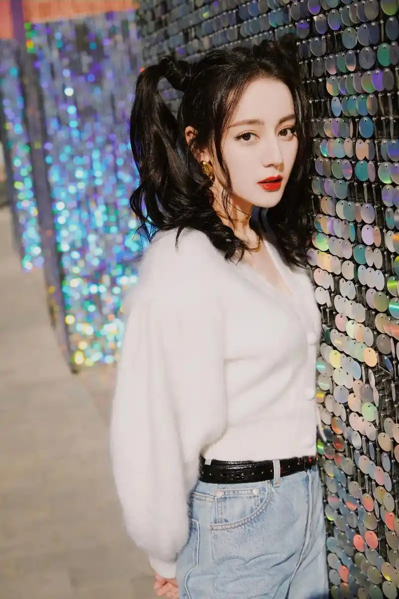 迪丽热巴神仙颜值.街拍look新鲜出炉,双马尾造型游走街头, - 抖音