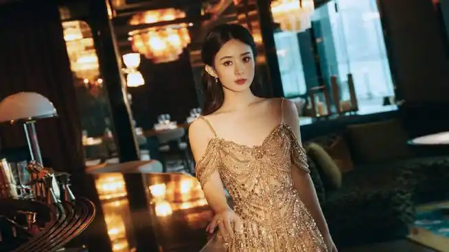 鎏金裙#赵丽颖穿着金色鎏金裙印入眼帘,好像赵姐好久没有参加活动了