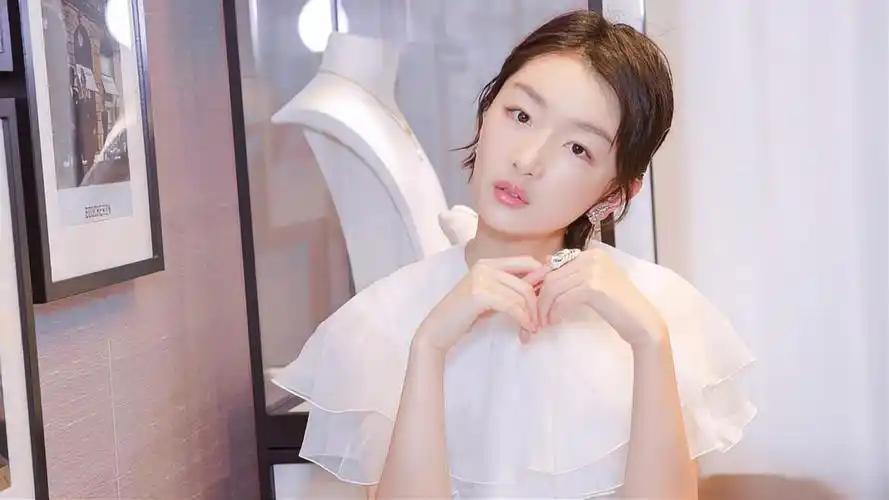 周冬雨:属于娱乐圈自己的鬼见愁,堪称演艺圈的奇迹