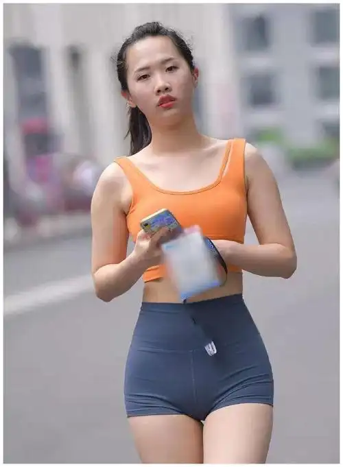 穿搭摄影还是头一次叫到紧身超短裤是长裤剪的吗