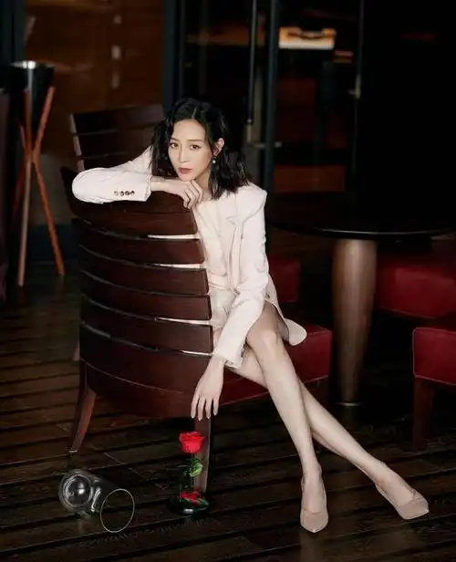 张钧甯"西装杀"大秀美腿 性感温柔