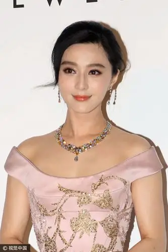 范冰冰de beers珠宝配elie saab 17秋冬粉色一字肩长裙精致大气