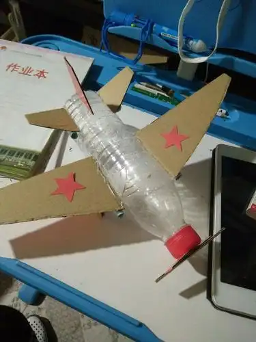 这是和妈妈做的手工,飞机