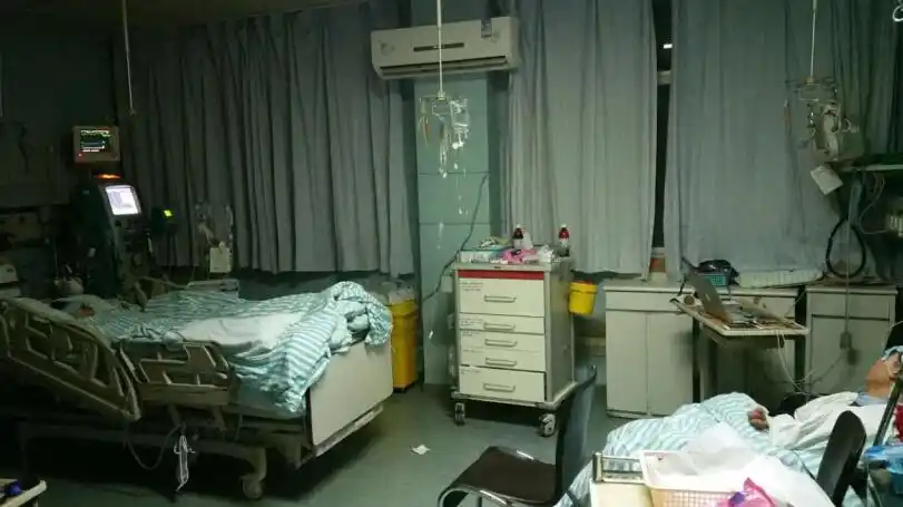 圈被一张图片刷屏了,在江苏省人民医院急诊科的eicu里出现这样的一幕