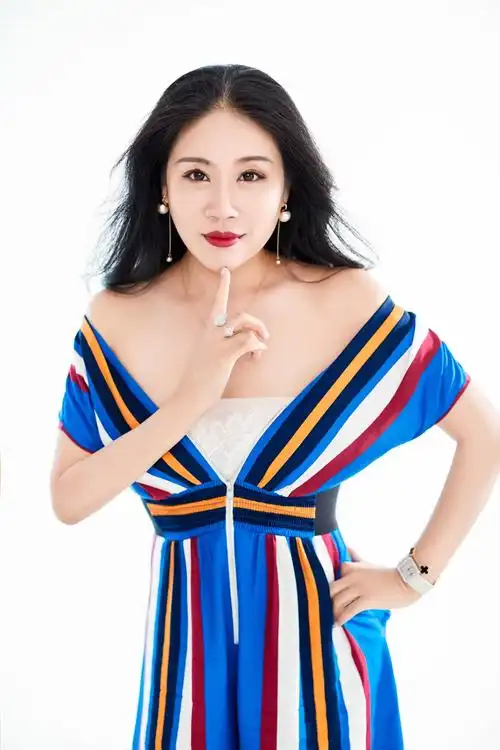 出生于中国辽宁省,毕业于沈阳音乐学院,中国内地女歌手