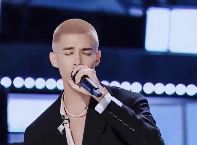 原创创造营选手打破常规实力选手米卡寸头造型引人注目