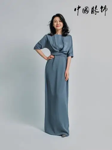 刘琳封面大片演绎夏日清爽 优雅与潇洒无缝转换